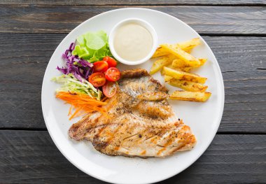 Ahşap masada balık bifteği