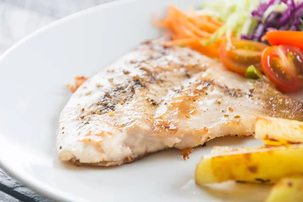 Filete de pescado en la mesa de madera — Foto de Stock