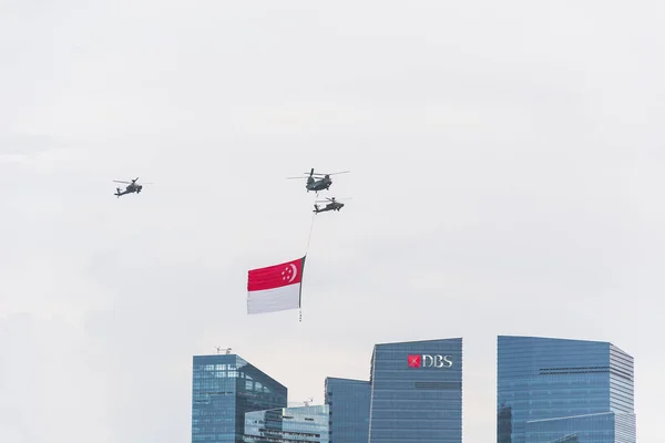 Singapur 18 de julio de 2015: helicóptero vuela en el cielo por Fiftieth ann —  Fotos de Stock