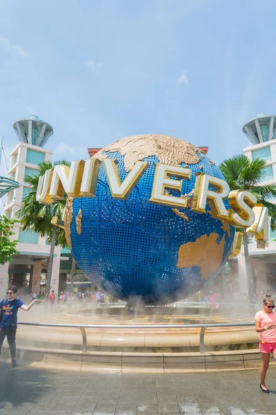 SINGAPUR - 20 DE JULIO: Turistas y visitantes del parque temático tomando fotos — Foto de Stock