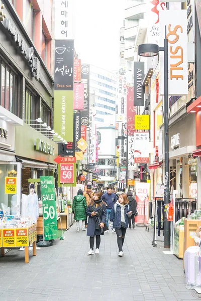 Seul, Coreia do Sul - 1 de novembro de 2015: Turista multidões no Myeong-D — Fotografia de Stock