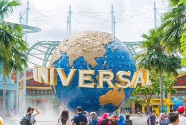 Singapur - 20 Temmuz: Turist ve pic alarak Tema parkı ziyaret edenler