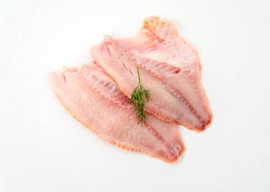beyaz arkaplanda tilapia ham
