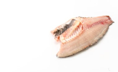 beyaz arkaplanda tilapia ham