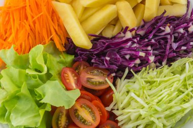 Taze sebze salatası.