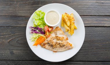 Ahşap masada balık bifteği