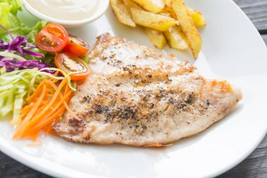 Ahşap masada balık bifteği