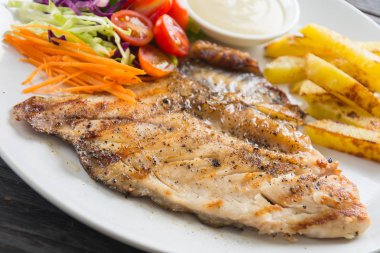 Ahşap masada balık bifteği