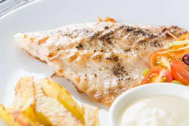 Ahşap masada balık bifteği