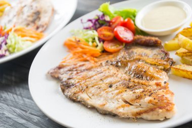 Ahşap masada balık bifteği