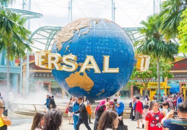 Singapur - 20 Temmuz: Turist ve pic alarak Tema parkı ziyaret edenler