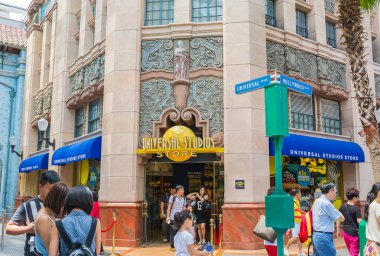 Singapur - 20 Temmuz: Turist ve pic alarak Tema parkı ziyaret edenler