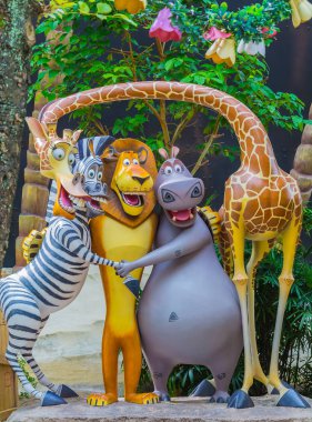 Singapur - 20 Temmuz 2015: Turist ve tema parkı ziyaret edenler Attra