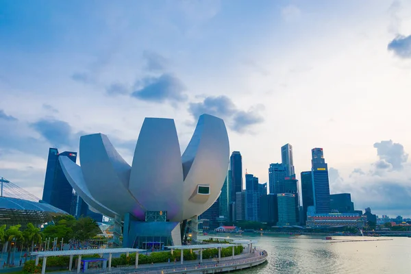 SINGAPORE - 19 de julho de 2015: ArtScience Museum é um dos attra — Fotografia de Stock