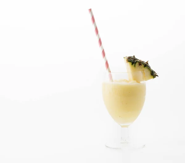 Ananas-Smoothie auf weißem Hintergrund — Stockfoto