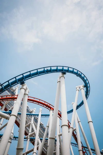 Singapur - 20 Temmuz 2015: Roller coaster Universal Studios Si