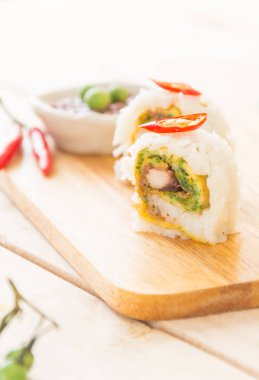 Suşi rulosu - füzyon yiyeceği