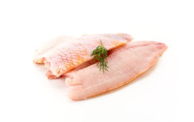 beyaz arkaplanda tilapia ham