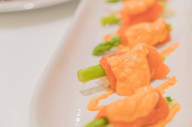 Baharatlı soslu somon roll