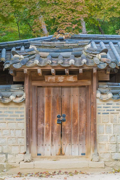 Hermosa y antigua arquitectura en el palacio de Changdeokgung en Seúl — Foto de Stock