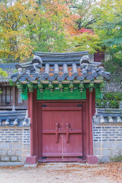 Puerta de madera vieja en estilo coreano — Foto de Stock