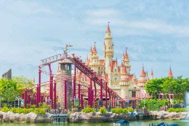 Singapur-Temmuz 20 2015: güzel kale ve roller coaster U '