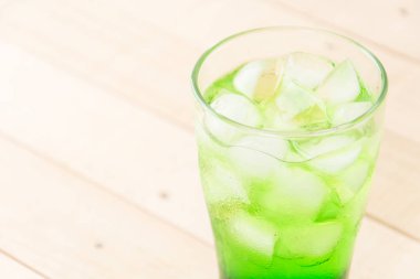 ahşap zemin üzerine yeşil soda