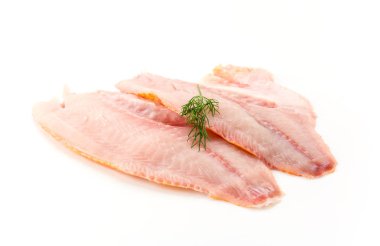 beyaz arkaplanda tilapia ham
