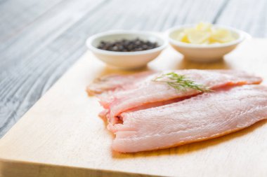 Tahtada tilapia çiğ