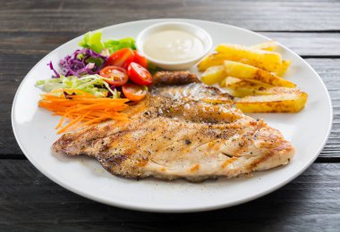 Ahşap masada balık bifteği