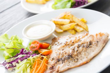 Ahşap masada balık bifteği