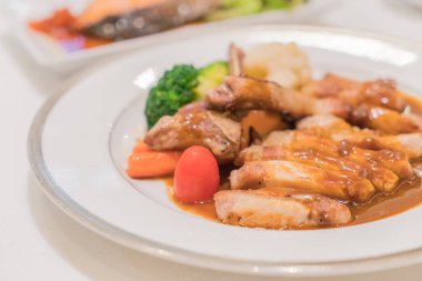 Barbekü soslu domuz eti.