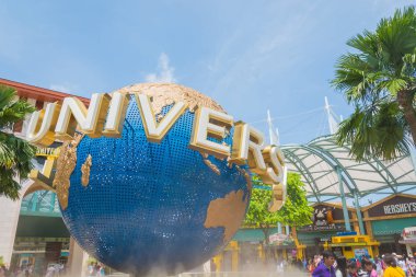 Singapur - 20 Temmuz: Turist ve pic alarak Tema parkı ziyaret edenler