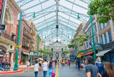 Singapur - 20 Temmuz: Turist ve pic alarak Tema parkı ziyaret edenler