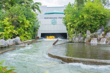 Singapur - 20 Temmuz 2015: Turist ve tema parkı ziyaret edenler Attra