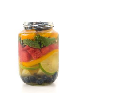 Beyaz arkaplanda aşılanmış su