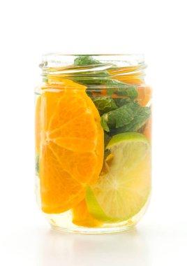 Beyaz arkaplanda aşılanmış su