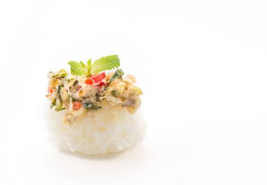 Baharatlı ton balıklı sushi 