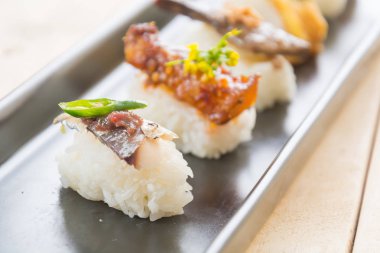 Kızarmış uskumru karidesli sosu yapıştırın