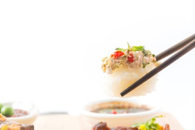 Baharatlı ton balıklı sushi 