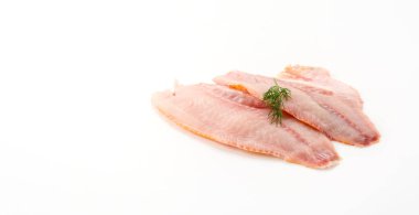 beyaz arkaplanda tilapia ham