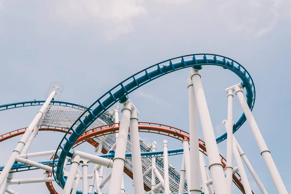 Singapur - 20 Temmuz 2015: Roller coaster Universal Studios Si