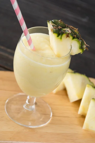 Smoothie à l'ananas sur fond bois — Photo