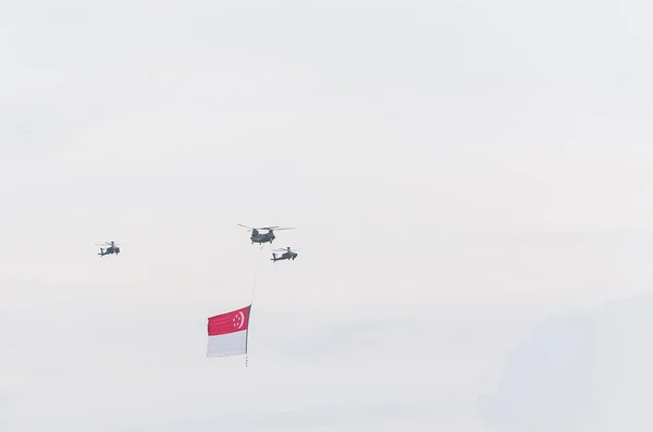 Singapour 18 juillet 2015 : un hélicoptère survole le ciel pour le cinquantième anniversaire — Photo