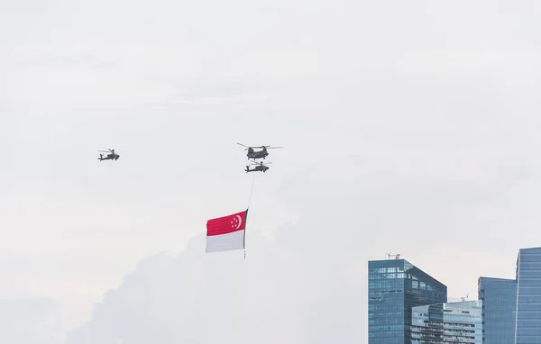 Singapur 18 de julio de 2015: helicóptero vuela en el cielo por Fiftieth ann —  Fotos de Stock