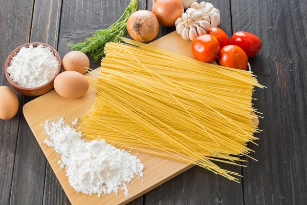 Сухі макарони спагетті з інгредієнтом — стокове фото