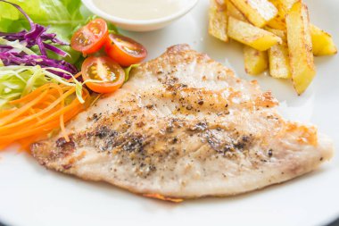 Ahşap masada balık bifteği