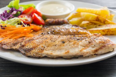 Ahşap masada balık bifteği