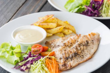 Ahşap masada balık bifteği