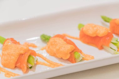 Baharatlı soslu somon roll